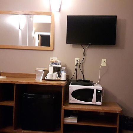 Canway Inn & Suites Dauphin Bagian luar foto