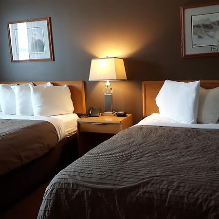 Canway Inn & Suites Dauphin Bagian luar foto