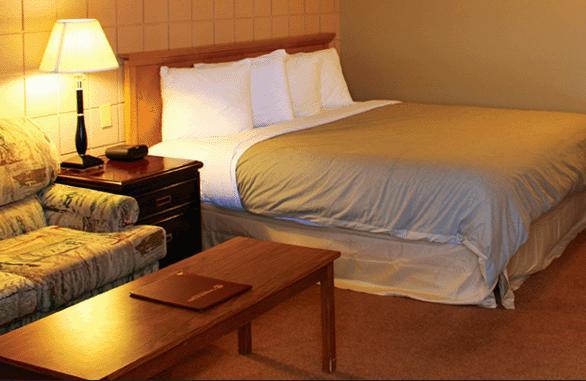 Canway Inn & Suites Dauphin Bagian luar foto