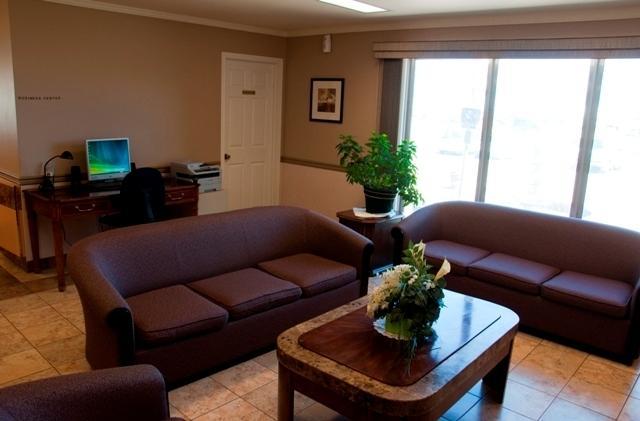 Canway Inn & Suites Dauphin Bagian luar foto