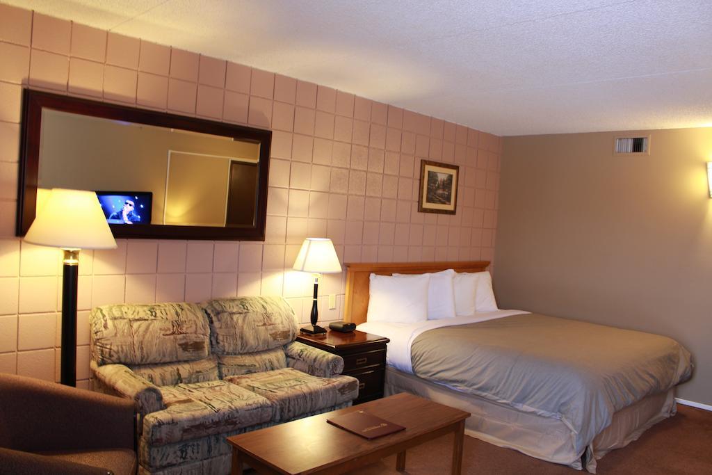 Canway Inn & Suites Dauphin Bagian luar foto