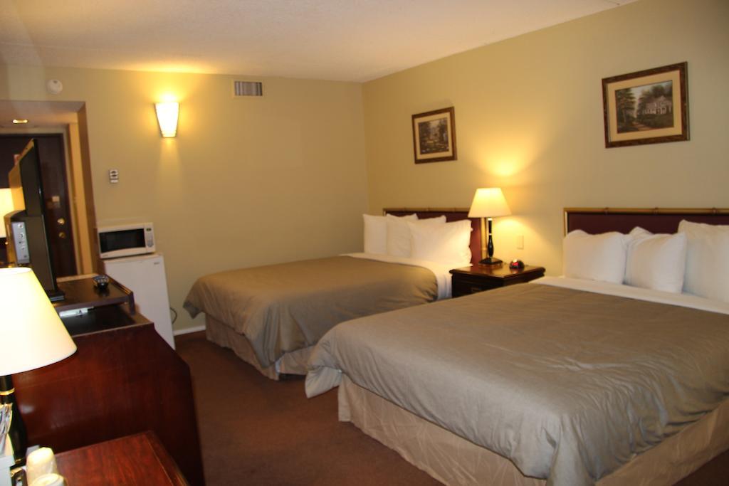 Canway Inn & Suites Dauphin Bagian luar foto