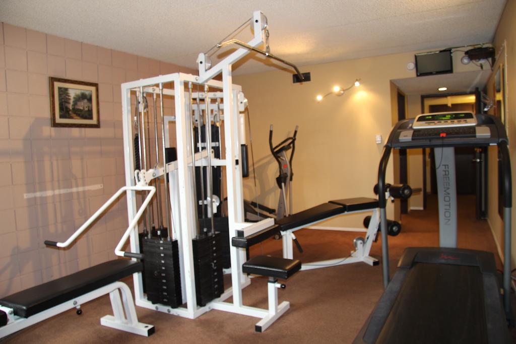 Canway Inn & Suites Dauphin Bagian luar foto