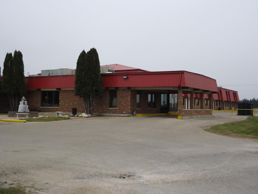 Canway Inn & Suites Dauphin Bagian luar foto