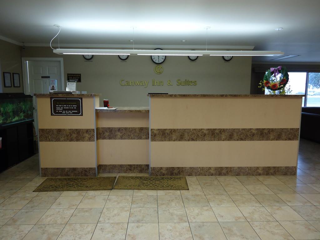 Canway Inn & Suites Dauphin Bagian luar foto