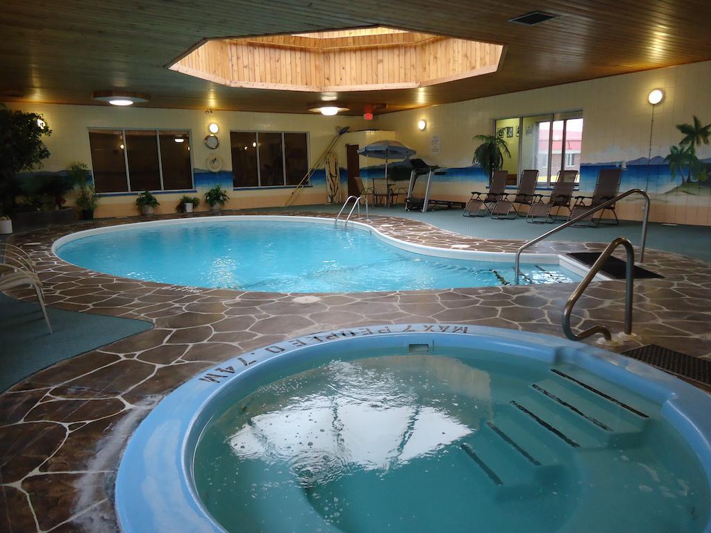 Canway Inn & Suites Dauphin Bagian luar foto