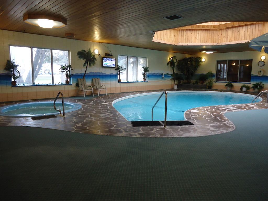 Canway Inn & Suites Dauphin Bagian luar foto