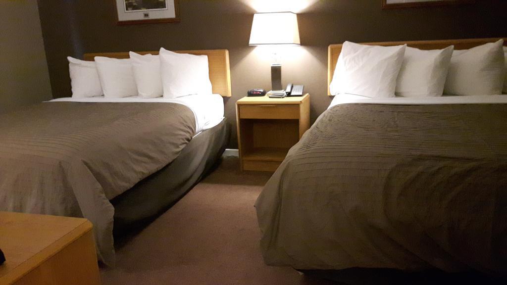 Canway Inn & Suites Dauphin Bagian luar foto