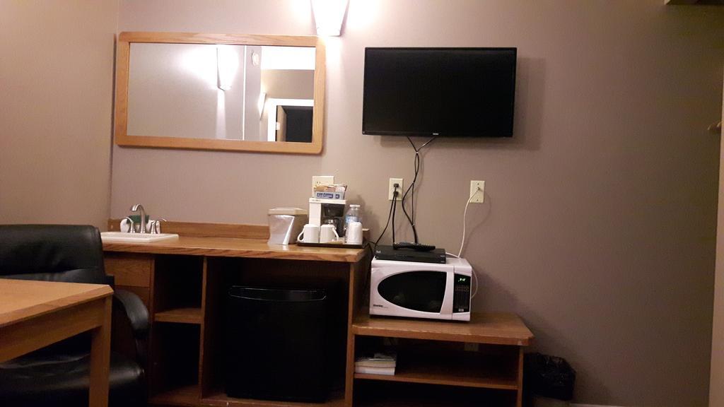 Canway Inn & Suites Dauphin Bagian luar foto