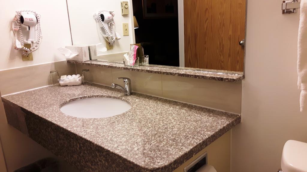 Canway Inn & Suites Dauphin Bagian luar foto