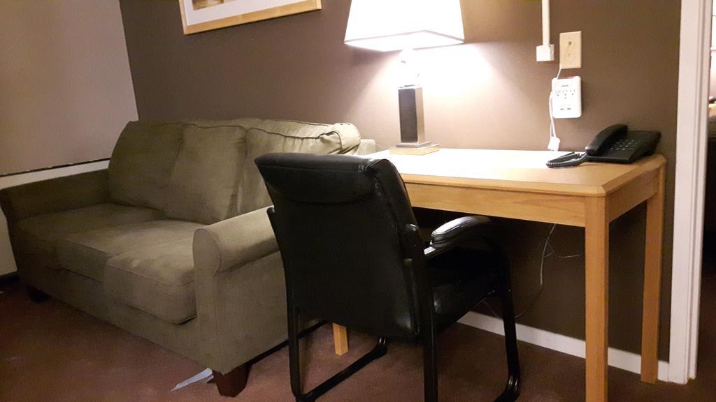 Canway Inn & Suites Dauphin Bagian luar foto