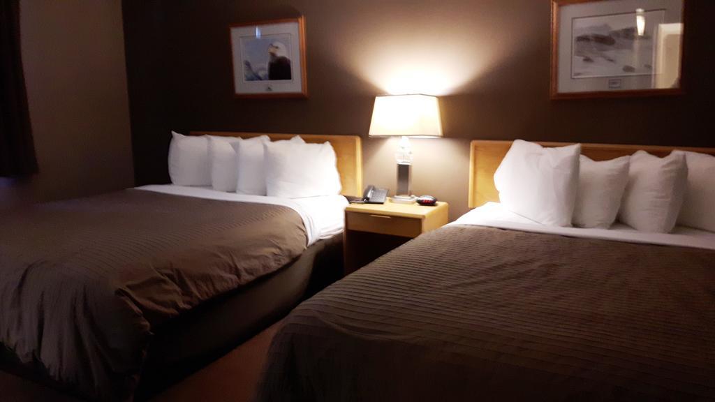 Canway Inn & Suites Dauphin Bagian luar foto