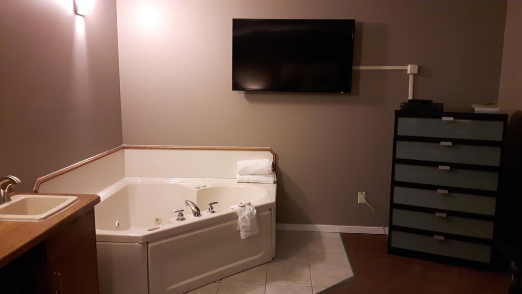 Canway Inn & Suites Dauphin Bagian luar foto