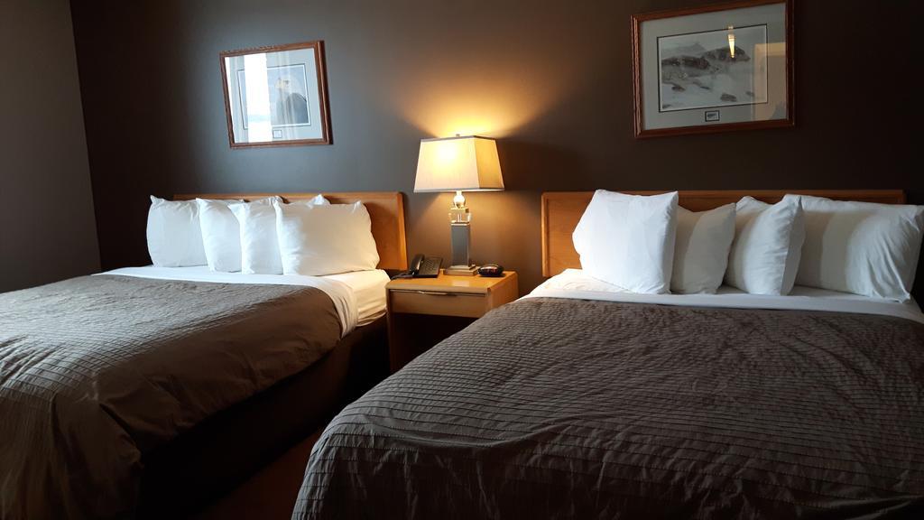 Canway Inn & Suites Dauphin Bagian luar foto