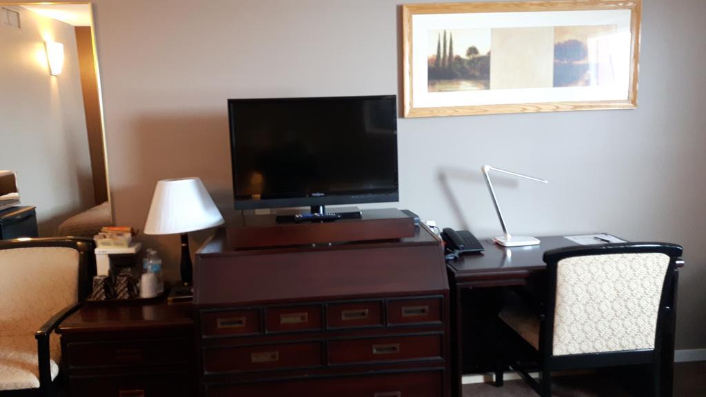 Canway Inn & Suites Dauphin Bagian luar foto