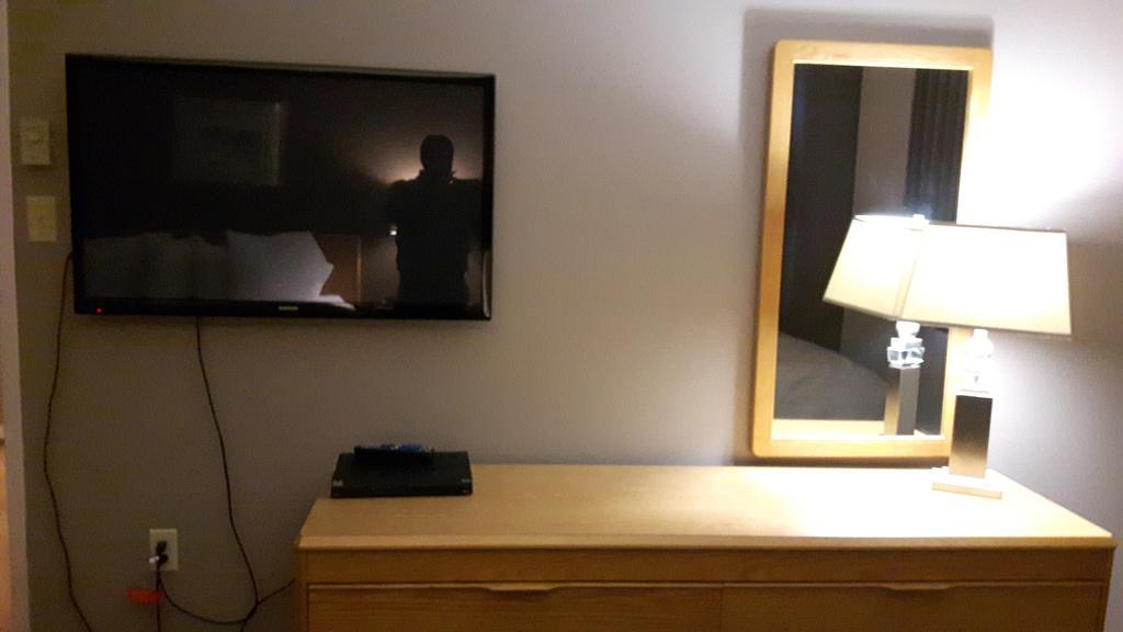 Canway Inn & Suites Dauphin Bagian luar foto