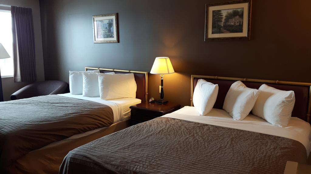 Canway Inn & Suites Dauphin Bagian luar foto