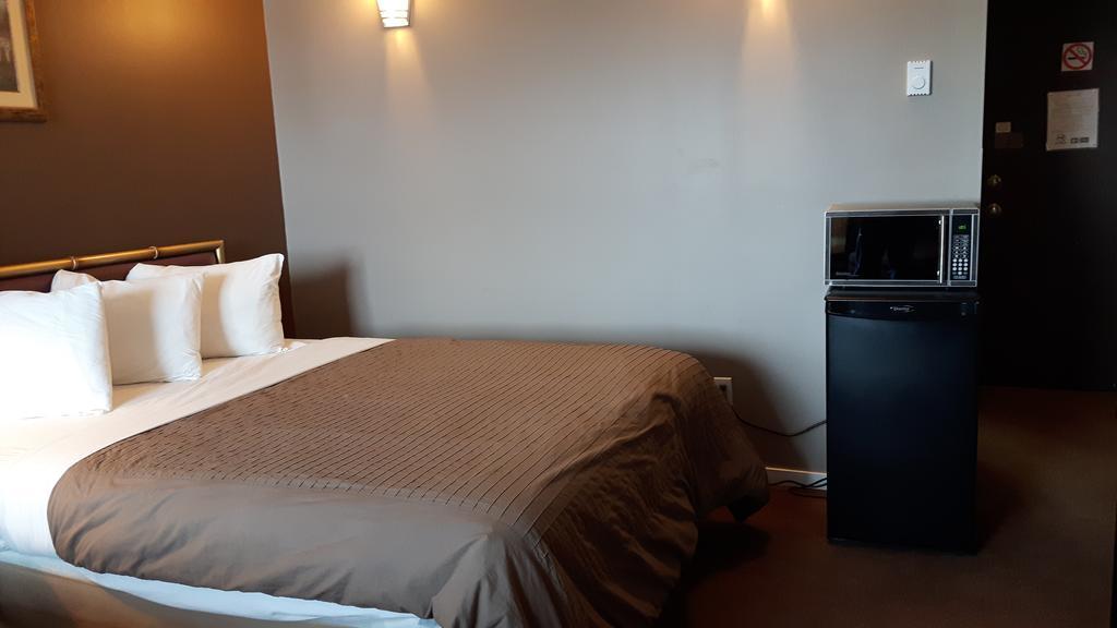 Canway Inn & Suites Dauphin Bagian luar foto