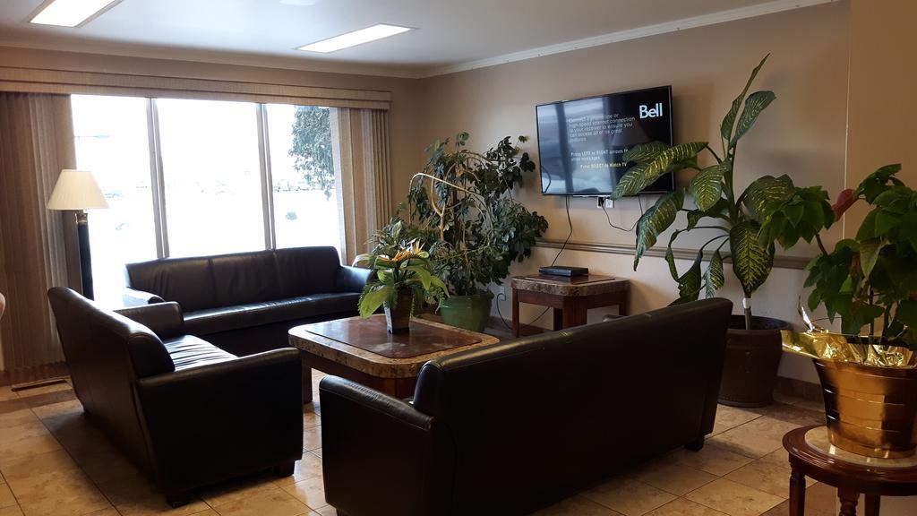 Canway Inn & Suites Dauphin Bagian luar foto