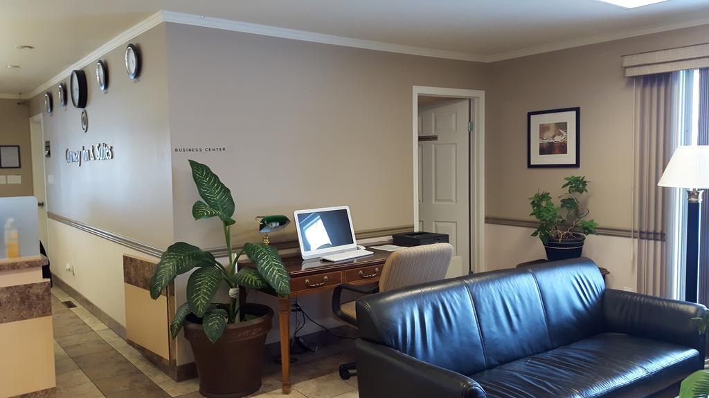 Canway Inn & Suites Dauphin Bagian luar foto