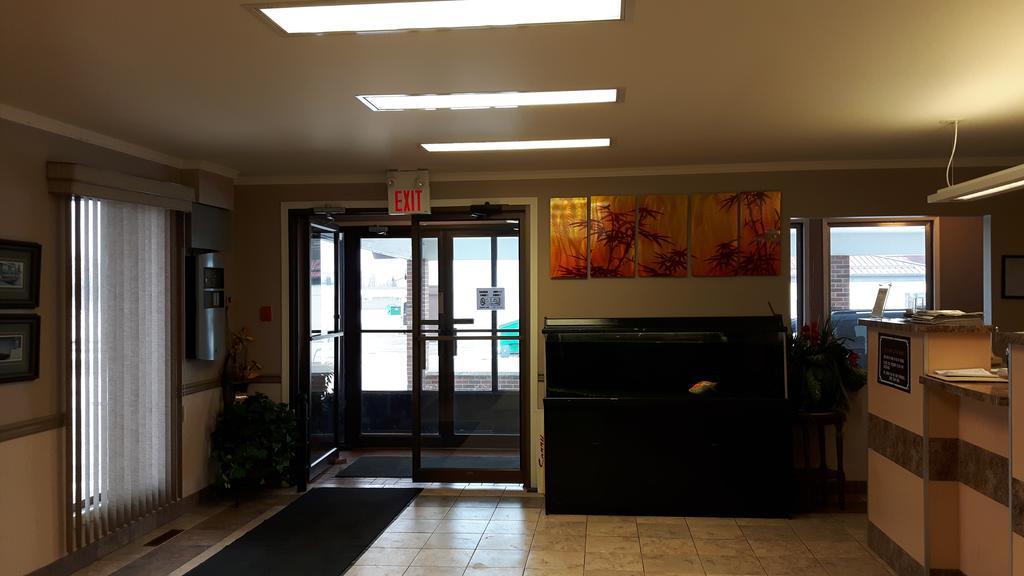 Canway Inn & Suites Dauphin Bagian luar foto