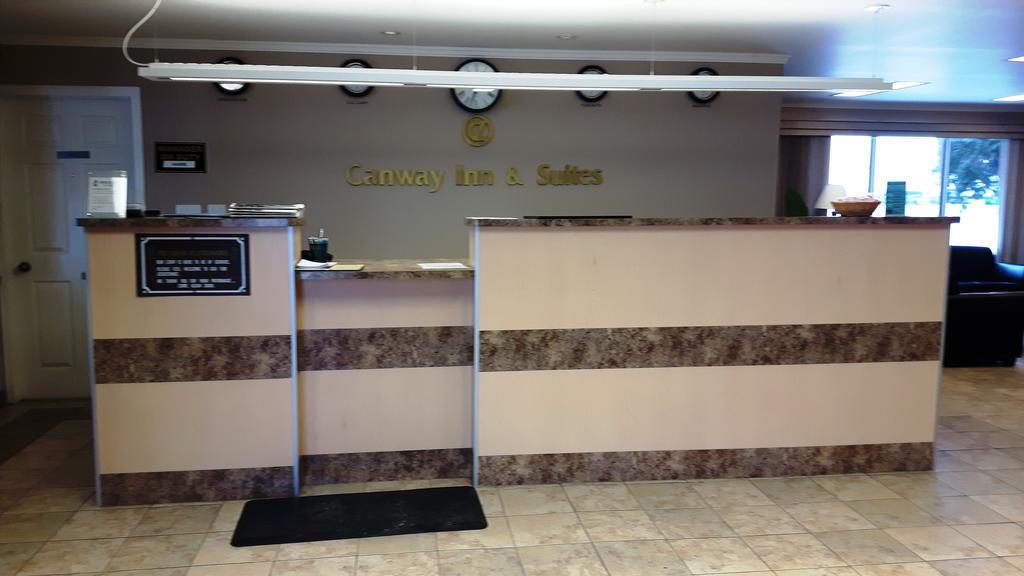 Canway Inn & Suites Dauphin Bagian luar foto